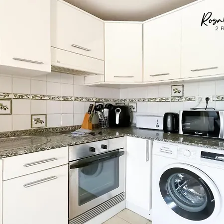 B-rent Royal 2 Bed Pool Barbecue & Relax Lägenhet *